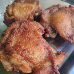 สะโพกไก่ทอดน้ำปลา