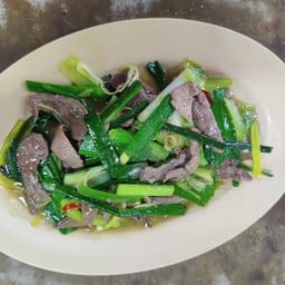 ต้นกระเทียมผัดตับหมู