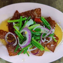 ยำหมูแผ่น