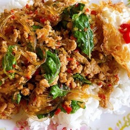 ข้าวราด กะเพราหมูสับ+วุ้นเส้น+ไข่ดาว