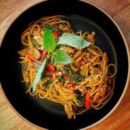 P21 พาสต้าผัดซอสกะเพรา (ไก่,หมู) Stir-fried pasta with basil sauce (chicken, pork)