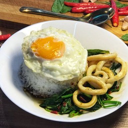 ผัดคะน้าปลาหมึกราดข้าว