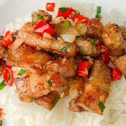 ข้าว หมูกรอบผัดพริกเกลือ