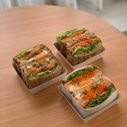 Blue Square Cafe’ ห้วยโป่ง