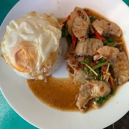 ข้าวราดปลาผัดคื่นช่าย