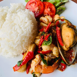 ข้าวราดกระเพรารวมมิตรทะเลล้วน