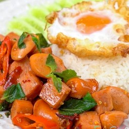 ข้าวกระเพราไส้กรอก + ไข่ดาว