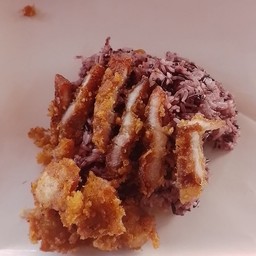 ข้าวเหนียวดำหมูกรอบ+ไก่ทอด