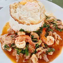 กะเพรารวมมิตร (หมู ไก่ กุ้ง ปลาหมึก)