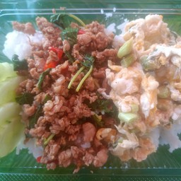 ข้าวกระเพราหมูสับไข่ขยี้