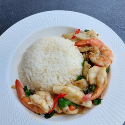 กะเพรากุ้งราดข้าว