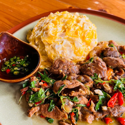 ข้าวกะเพราเนื้อน่องลายตุ๋น