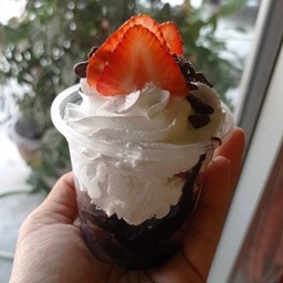 บานาฟฟี่สตรอว์เบอร์รี่บราวนี่ซอสช้อกโกแลต