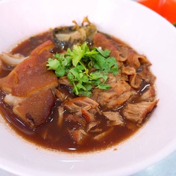 ขาหมูเป็นกับพิเศษ+ไข่2ฟอง