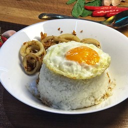 ข้าวราดหมึกทอดกระเทียมพริกไทย(ไม่รวมไข่ดาว)