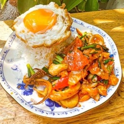 ข้าวปลาหมึกทอดซอสไข่เค็ม Size S +ไข่ดาว