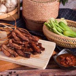 เนื้อพวงทอด 4พวงพร้อมข้าวเหนียว2ห่อ