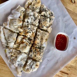 [อร่อยซ่ากับโค้ก] ข้าวเกรียบปากหม้องาดำ +  โค้ก ออริจินัล (ขวด)