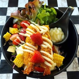 สลัดผักผลไม้กุ้งทอด