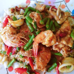 ข้าวราดพริกแกงรวมมิตร