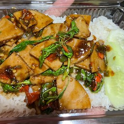 ข้าวผัดกะเพราหมูยอ