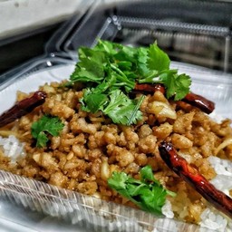 ข้าวราดหมูสับคั่วน้ำปลา