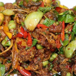 ผัดเผ็ดหมูราดข้าว