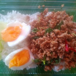 ข้าวกระเพราหมูสับไข่ต้ม