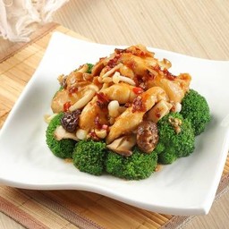 เนื้อไก่ผัดเห็ดรวมบร็อคโคลี่ซอสเอ็กซ์โอ