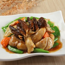 เนื้อไก่ผัดเห็ดมอเรลถั่วหวาน
