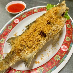 ปลากะพงเป็นทอดกระเทียม