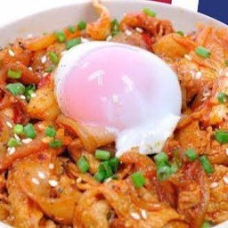 ข้าวหน้าหมูผัดกิมจิ+ไข่ออนเซ็น