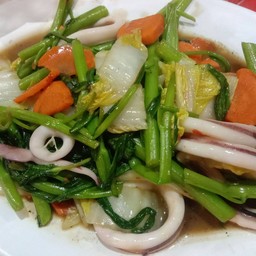 ผัดผักสามสหาย ผักบุ้ง+แครอท+กาดขาว(ปลาหมึก)