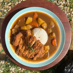 ข้าวแกงกะหรี่ เสริฟพร้อมซุปสาหร่าย