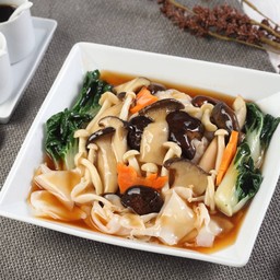 ราดหน้าเส้นใหญ่เห็ดรวมเจ