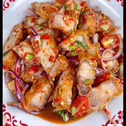 ยำสามชั้นทอด