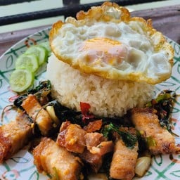 ก๋วยจั๊บหมูกรอบสูตรโบราณ แพกลางน้ำ