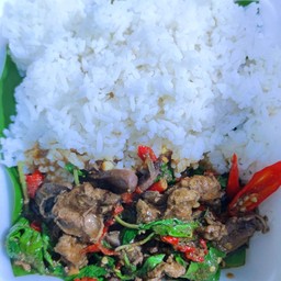 กะเพราเครื่องในไก่