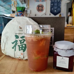 ชาขาวปาหม่าและกลีบกุหลาบไวน์แดง