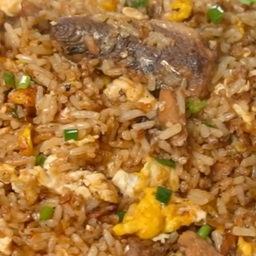 ข้าวผัดไข่ปลากระป๋อง