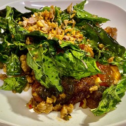 ไข่เยี่ยวม้ากระเพรากรอบ