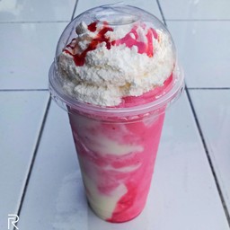 สมูทตี้สตอเบอรี่โยเกิร์ต + วิปครีม