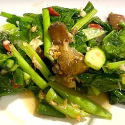 คะน้าหมูกรอบ