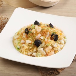 ข้าวผัดทะเลกระเทียมดำกังป๋วยกรอบ