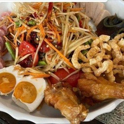 ตำถาด ในชุดมี หมูยอ+ทอด2ชิ้น+ไข่เค็มหรือไข่เยี่ยวม้า+แคปหมู+ไส้กรอก+ปูปัดทอด+ไก่ย่าง