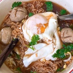 มาม่าไวไว ลูกชิ้นเนื้อล้วน+ไข่+เนื้อน่องลาย