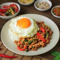 แมวกะเพรา (แถมฟรีไข่ดาว)