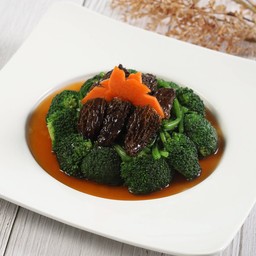 เห็ดมอเรลบร็อคโคลี่ผักปวยเล้งราดซอสเป๋าฮื้อ