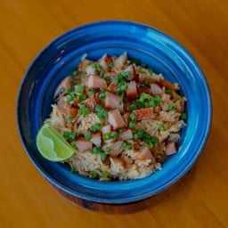ข้าวผัดกระเทียมคอหมูย่างหั่นเต๋า