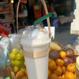 แม่บัวตองน้ำผลไม้ปั่น🥤 น้ำผลไม้ ชา กาแฟ นมสด วิปครีม by.แม่บัวตอง ตลาดสราญยามเย็น บ้านโป่ง ทางขึ่นลงบันไดสนามเด็กเล่น